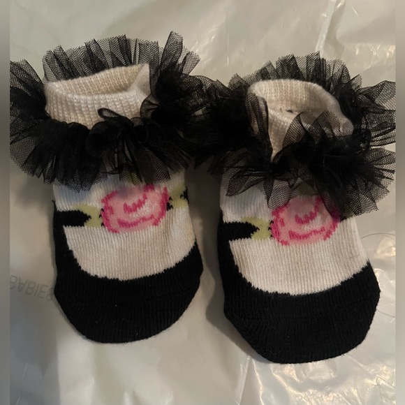 Newborn Baby Girl Bundle:2 mittens new, 1 cap new, 5 pair of socks 5 new, 2 used - Picture 7 of 10